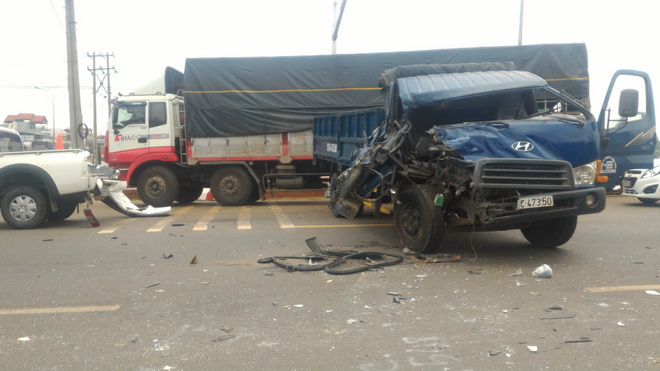KINH HOÀNG: 6 ô tô đâm liên hoàn trên Quốc lộ 1A, 2 người bị thương nặng