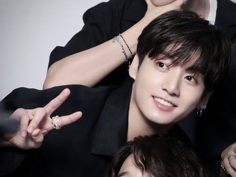 Jungkook BTS lộ rõ tính 'hai mặt' trong loạt ảnh photobooth mới