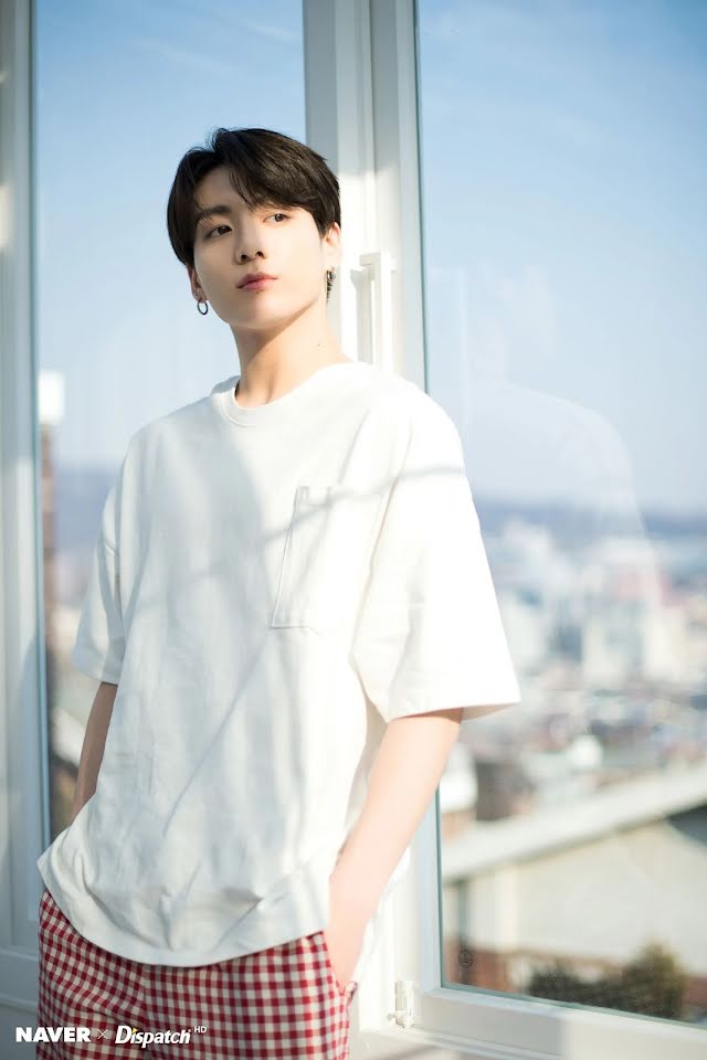 Jungkook BTS đốn tim fan với visual và lễ phép tại sân bay trên đường tới  Nhà Trắng