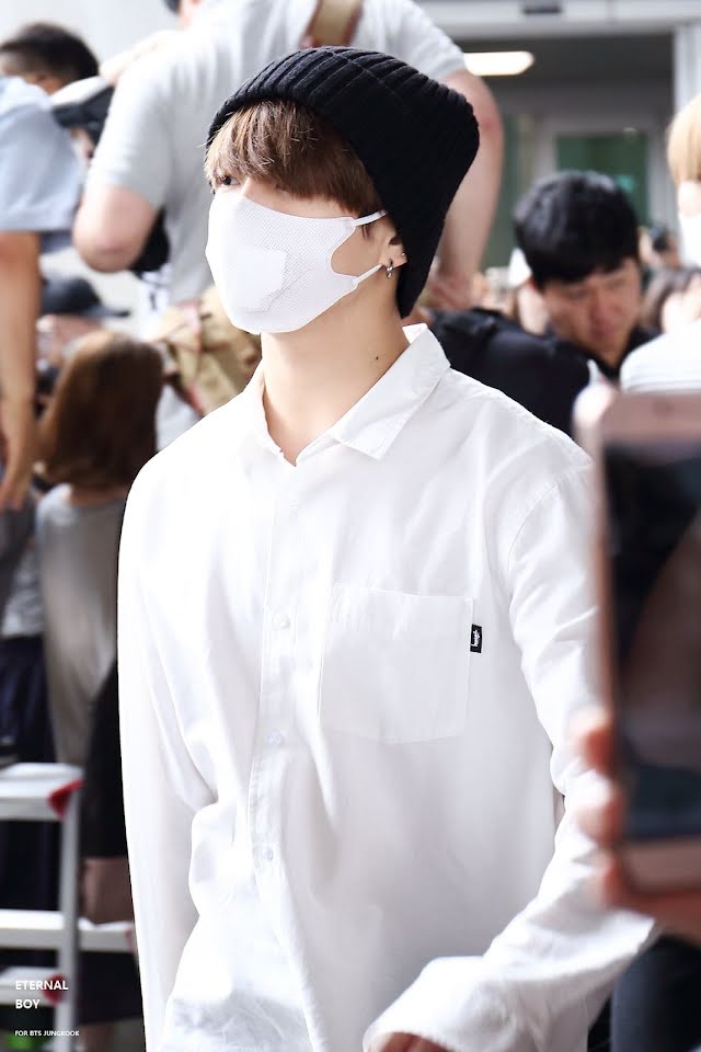 Chỉ với áo trắng mà trông Jungkook BTS vẫn cực nóng bỏng - Ảnh 6.