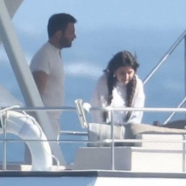 Không phải Selena Gomez, Đội trưởng Mỹ Chris Evans hẹn hò với nữ diễn viên kém tận 16 tuổi - Ảnh 4.
