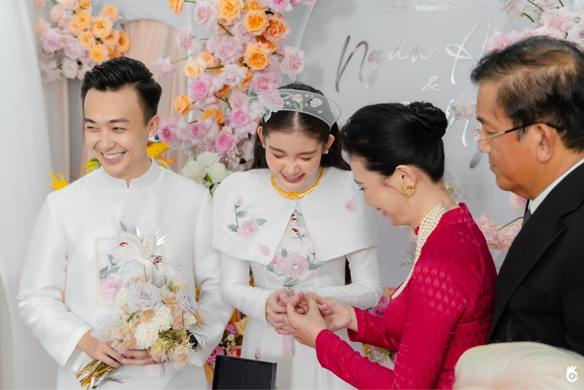 Mỹ nhân Việt nhận quà cưới 'khủng' từ mẹ đẻ: Minh Hằng - Lê Âu Ngân Anh được trao sổ đỏ  - Ảnh 1.