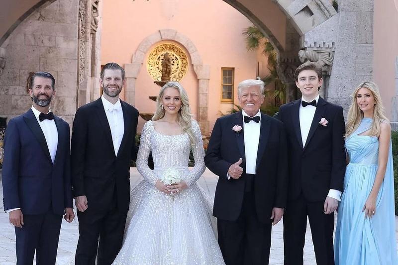 Có gì đặc biệt trong đám cưới con gái tỷ phú Donald Trump với chú rể tỷ phú Nigieria: Nhẫn cưới kim cương triệu đô, sự xuất hiện của em trai cùng cha khác mẹ ây chú ý - Ảnh 2.