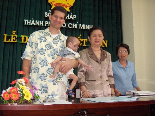 17 năm sau khi được vợ chồng người Mỹ nhận nuôi, cậu bé Việt có khối u ở mặt được 'tái sinh' với hình hài khỏe mạnh, hội ngộ cha mẹ ruột sau nhiều năm thất lạc - Ảnh 1.