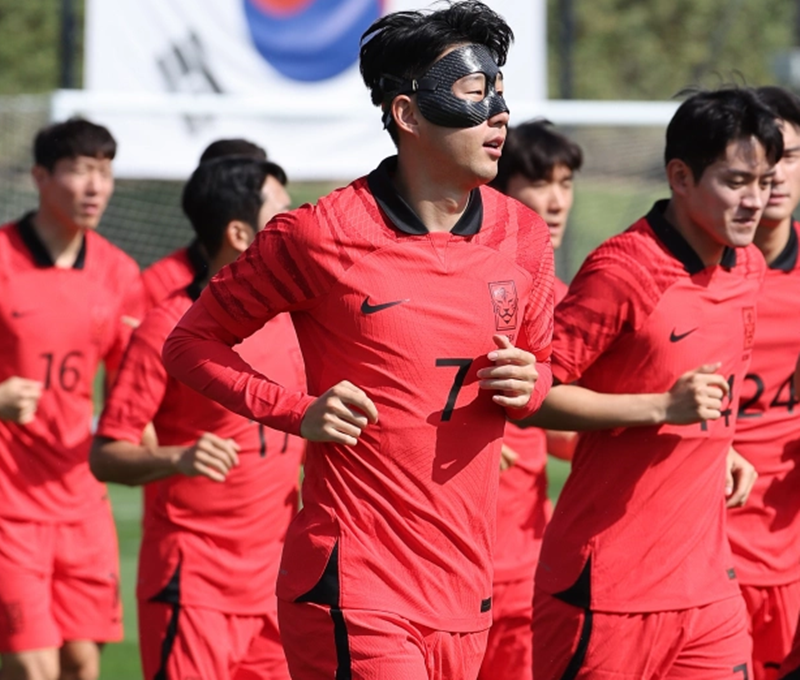 Son Heung Min đeo mặt nạ tập luyện trước thềm World Cup - Ảnh 2.