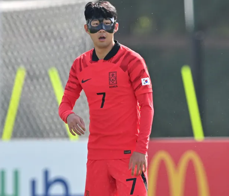Son Heung Min đeo mặt nạ tập luyện trước thềm World Cup - Ảnh 3.