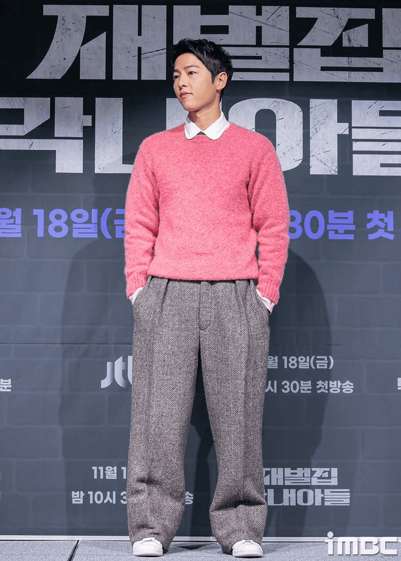 Xuất hiện tại họp báo 'Reborn Rich', thời trang của Song Joong Ki gây tranh cãi - Ảnh 3.