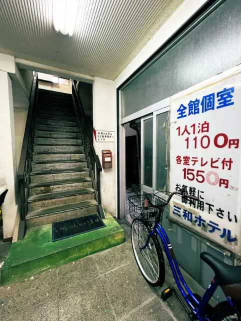 Khách sạn rẻ nhất Nhật Bản: Giá phòng chưa đến 200 nghìn một đêm nhưng du khách sẽ ngất xỉu khi bước vào bên trong - Ảnh 2.