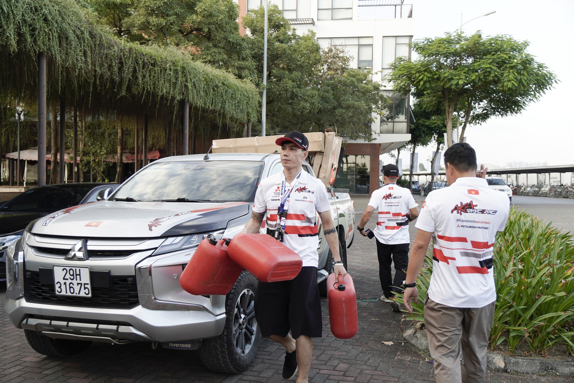 Đội đua Việt Nam lái xe vượt 1.200 km sang Thái thi đấu: 10 xe hậu cần, mượn cả xe biển số nước ngoài - Ảnh 7.