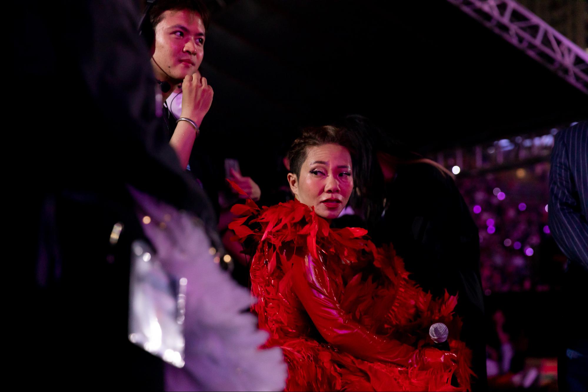 Các nghệ sĩ hy sinh hết mình tại concert Ca Sĩ Mặt Nạ: Diva Hà Trần - Myra Minh Như mặt bầm đỏ vì đội mascot quá lâu, Trung Quân mồ hôi như vã - Ảnh 6.