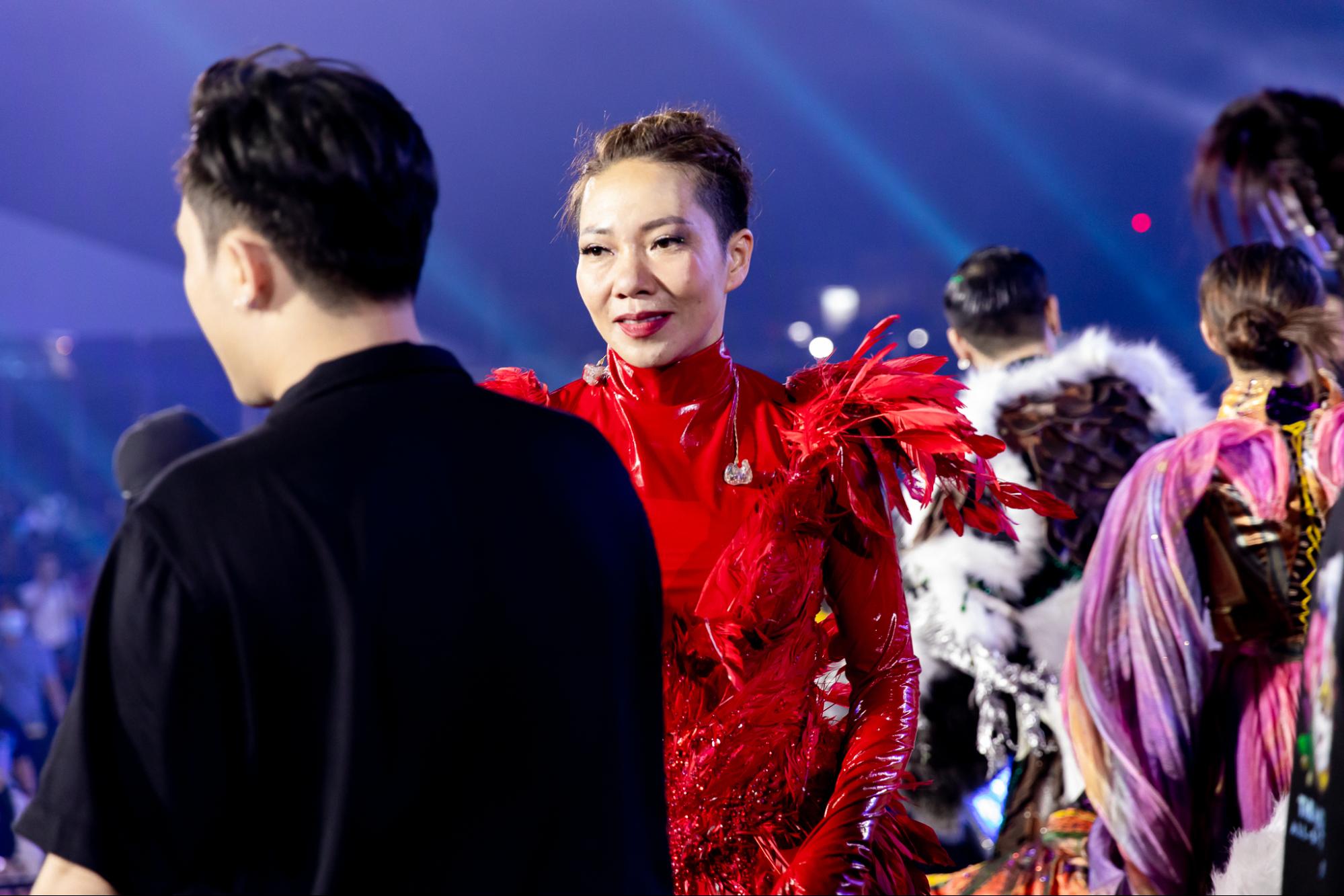 Các nghệ sĩ hy sinh hết mình tại concert Ca Sĩ Mặt Nạ: Diva Hà Trần - Myra Minh Như mặt bầm đỏ vì đội mascot quá lâu, Trung Quân mồ hôi như vã - Ảnh 7.