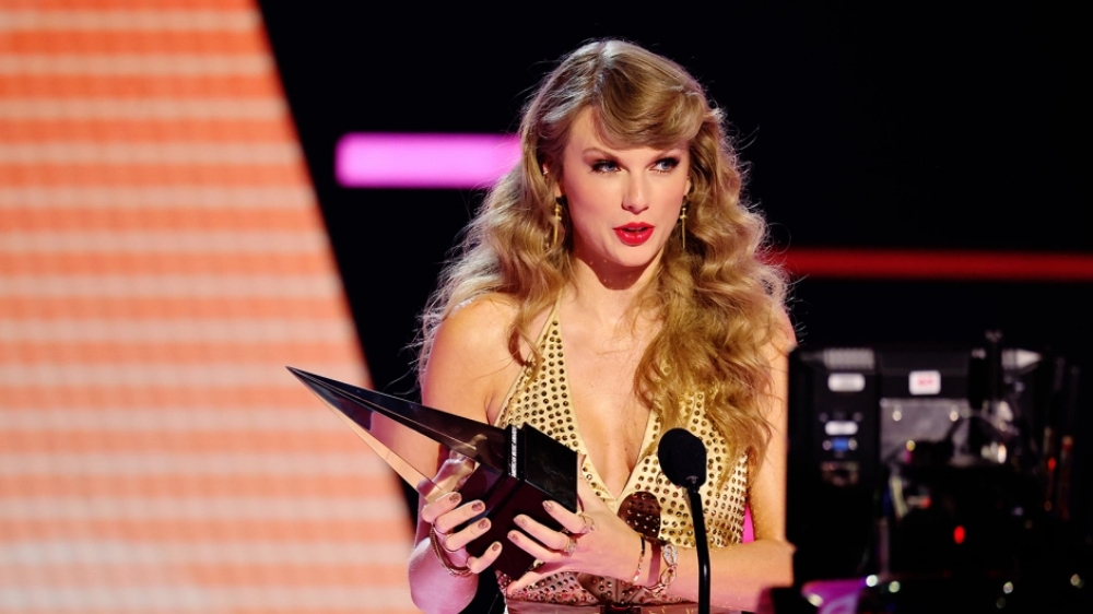 Taylor Swift 'sweeps' the American Music Awards 2022