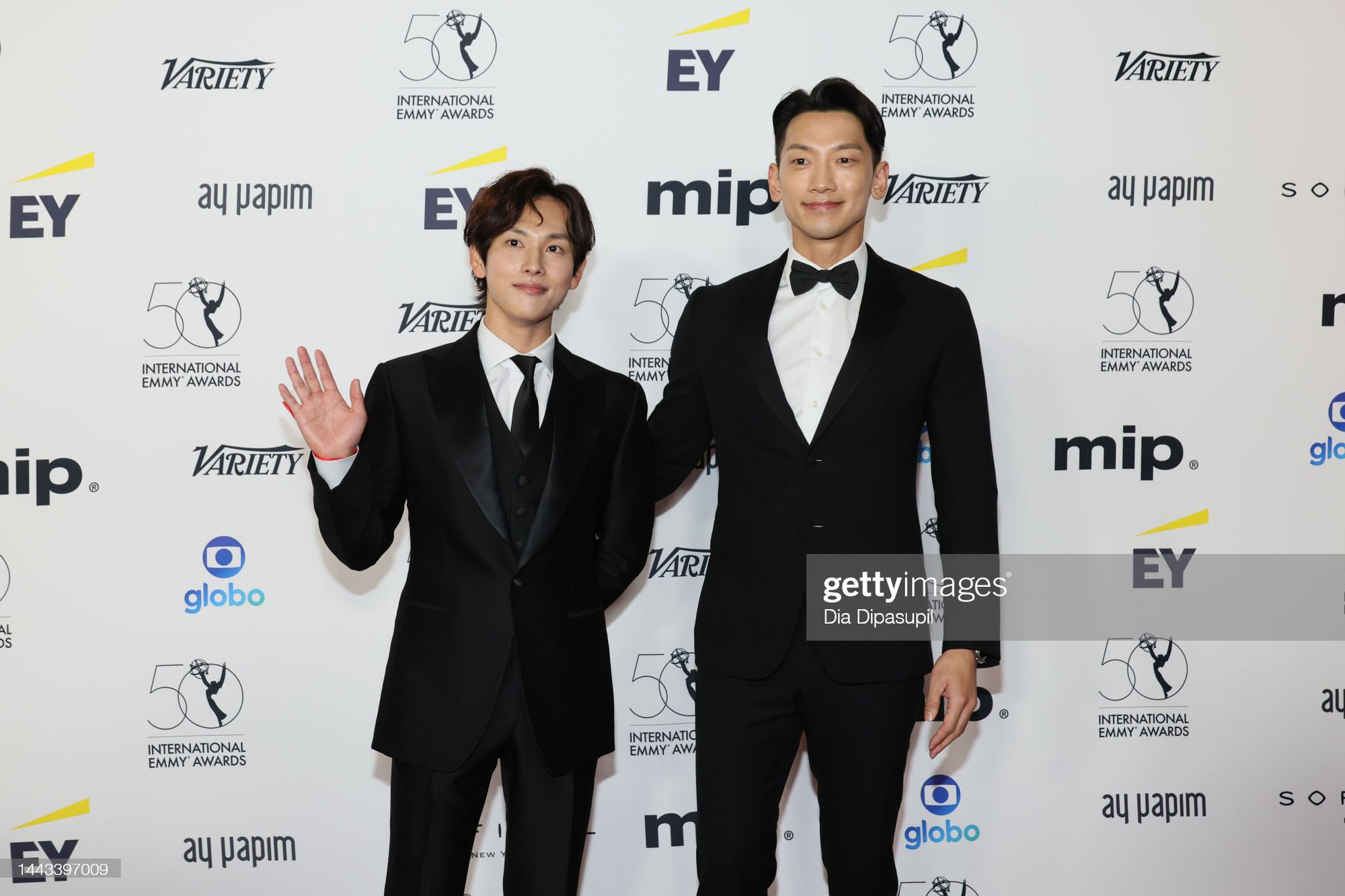 Thảm đỏ Emmy 2022: Song Joong Ki quá bảnh, Bi Rain - Im Si Wan lấn át dàn sao thế giới vì màn đọ chiều cao hài hước - Ảnh 7.