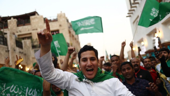 Fan Saudi Arabia phá cửa nhà, &quot;đi bão&quot; mừng chiến thắng lịch sử trước Argentina - Ảnh 4.