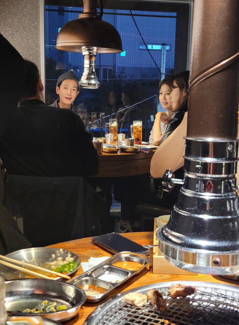 Sooyoung - Jung Kyung Ho hẹn hò với vợ chồng Park Shin Hye, còn lần đầu công khai ảnh chụp chung sau 10 năm yêu - Ảnh 1.