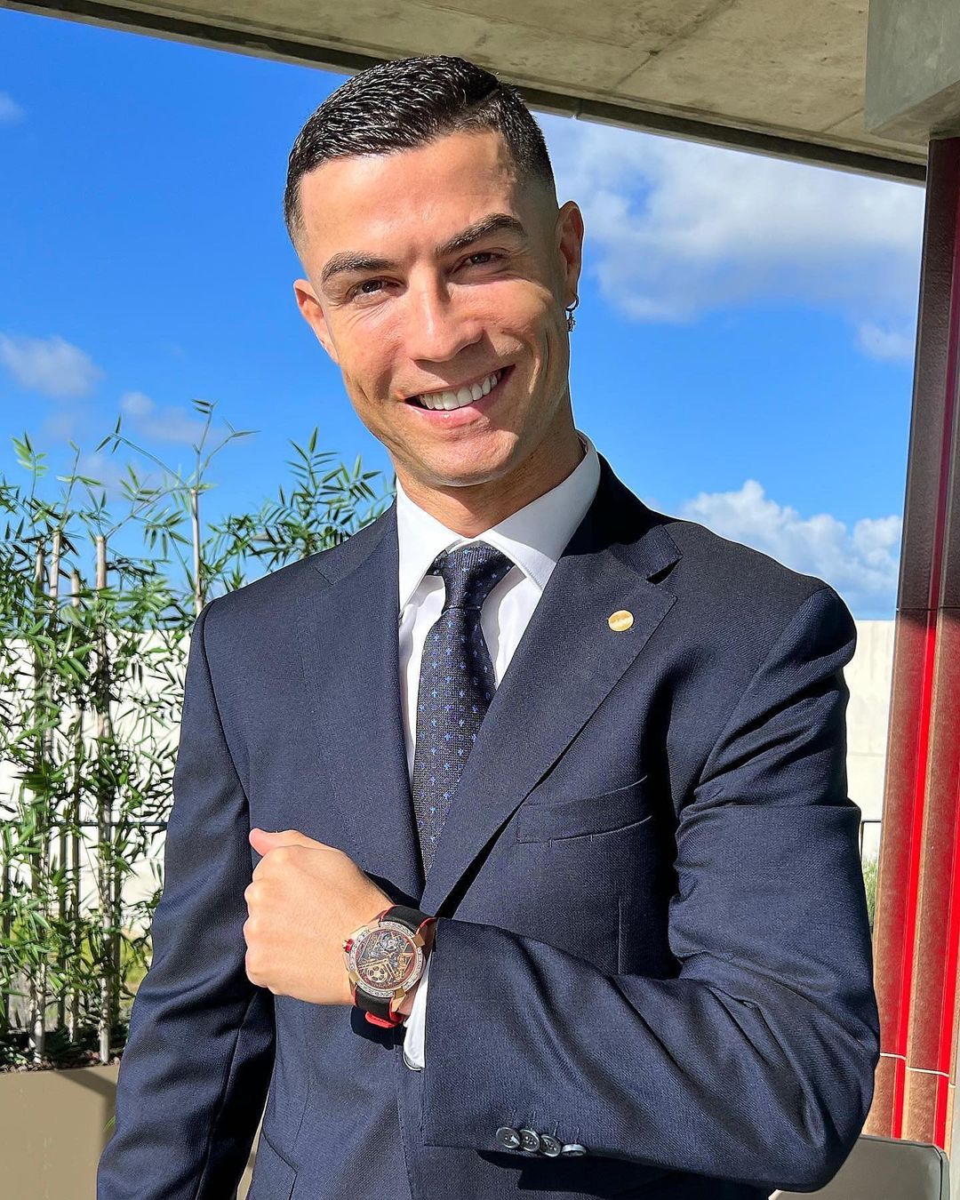 Chấm dứt hợp đồng với MU, Ronaldo lấn sân kinh doanh thời trang cho ra mắt đồng hồ với ý nghĩa sâu cay - Ảnh 1.