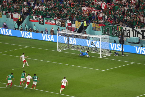 Mexico 0-0 Ba Lan: Lewandowski sút hỏng 11m, Mexico và Ba Lan đều sợ thua - Ảnh 1.