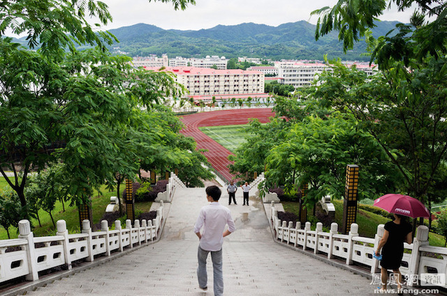 Cận cảnh trường chuyên ôn thi Đại học khắc nghiệt nhất Trung Quốc: Học 17 tiếng/ngày, không được dùng điện thoại và bị giám sát từng nhất cử nhất động - Ảnh 3.