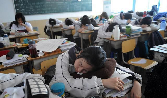 Cận cảnh trường chuyên ôn thi Đại học khắc nghiệt nhất Trung Quốc: Học 17 tiếng/ngày, không được dùng điện thoại và bị giám sát từng nhất cử nhất động - Ảnh 6.