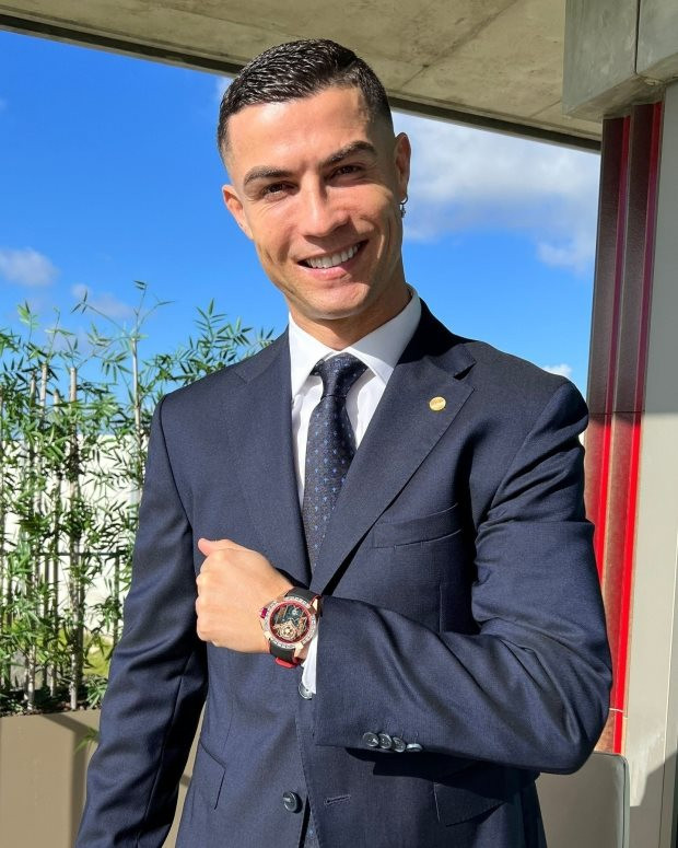 Kiếm tiền giỏi như Ronaldo: Đăng 1 bức ảnh 'bỏ túi' 50 tỷ đồng, chẳng cần đá bóng vẫn có trong tay hơn 1.000 tỷ đồng, vừa rời MU đã tranh thủ ra mắt BST đồng hồ hạng sang - Ảnh 1.