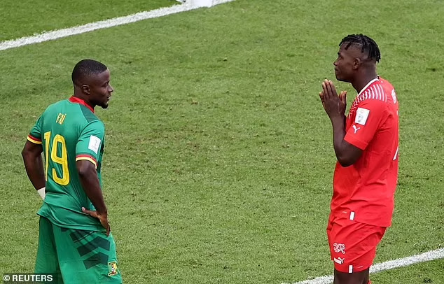 Tiền đạo Thụy Sĩ từ chối ăn mừng khi ghi bàn vào lưới Cameroon - Ảnh 4.