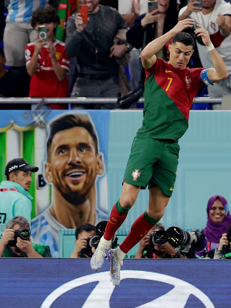KHOẢNH KHẮC: Ronaldo ăn mừng ngay trước poster của Messi