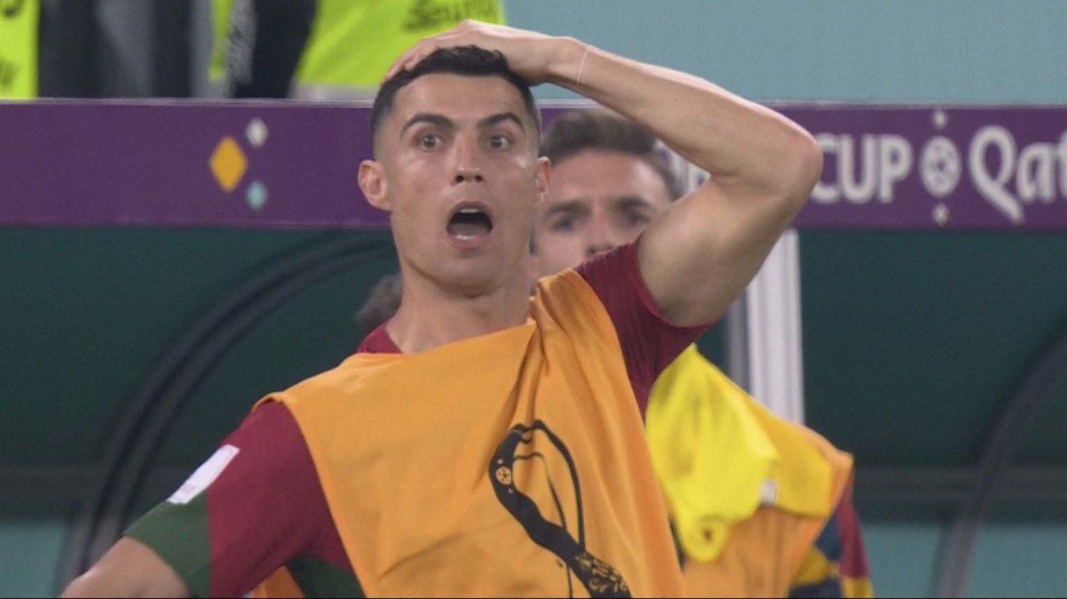 Ronaldo hốt hoảng vì thủ môn Bồ Đào Nha suýt bị "ăn cắp trứng gà" ở phút bù giờ cuối