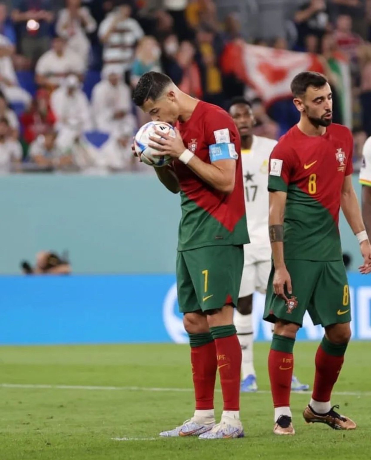 Ronaldo rơi nước mắt trong trận mở màn của Bồ Đào Nha tại World Cup - Ảnh 8.