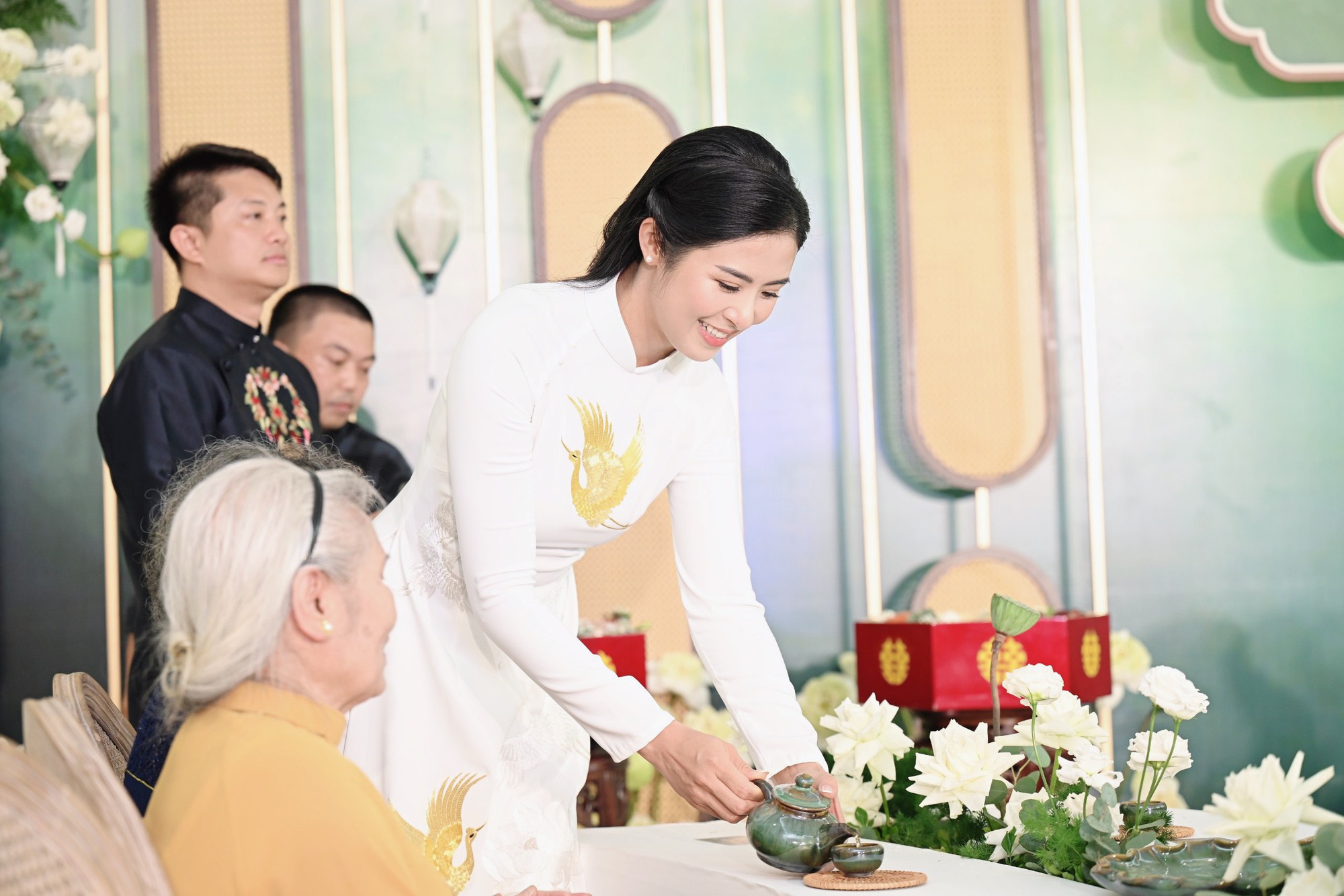 Đỗ Mỹ Linh, Dương Tú Anh cùng dàn Hoa - Á hậu rạng rỡ xuất hiện tại Lễ ăn hỏi Hoa hậu Ngọc Hân - Ảnh 3.