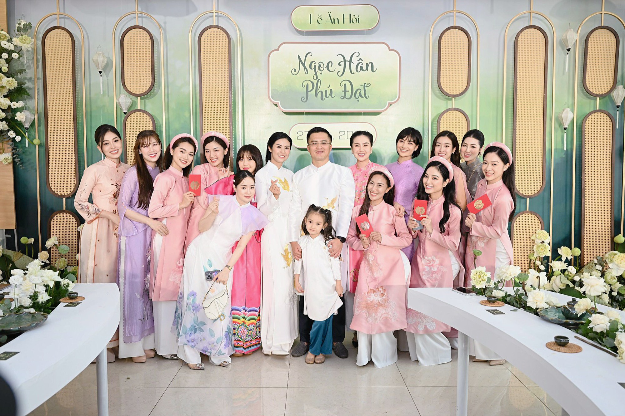 Đỗ Mỹ Linh, Dương Tú Anh cùng dàn Hoa - Á hậu rạng rỡ xuất hiện tại Lễ ăn hỏi Hoa hậu Ngọc Hân - Ảnh 7.