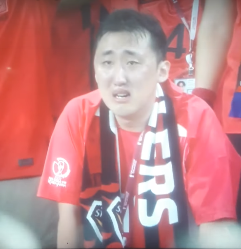 CĐV Hàn Quốc khóc nức nở sau trận thua Ghana - Ảnh 10.