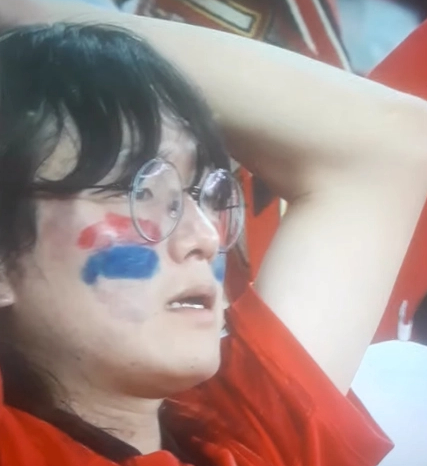 CĐV Hàn Quốc khóc nức nở sau trận thua Ghana - Ảnh 5.
