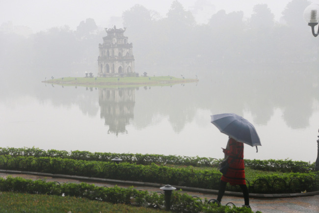 Thủ đô Hà Nội sáng sớm có nơi có sương mù - Ảnh 1.