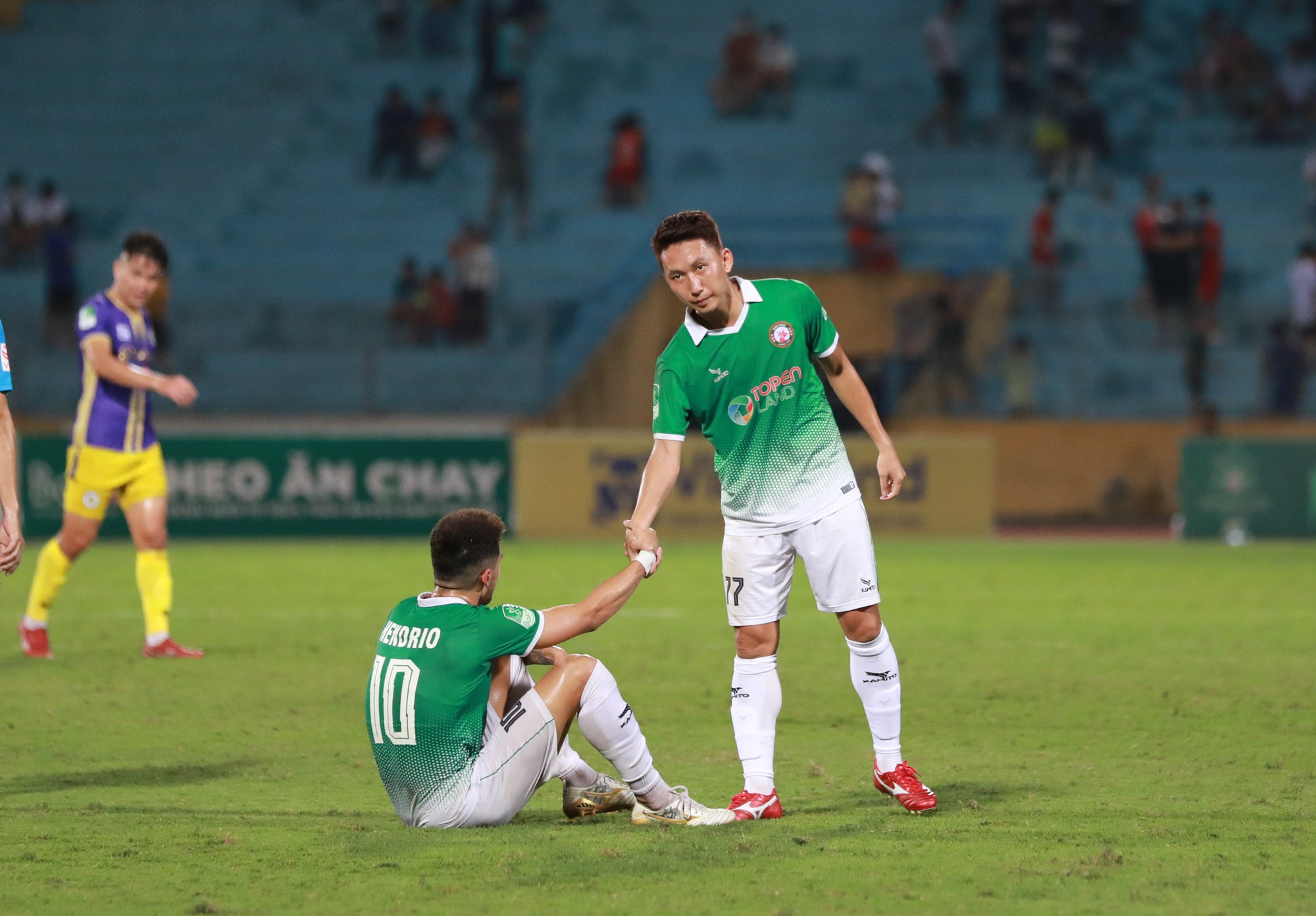 Cầu thủ Bình Định ‘rã rời’ sau thất bại tại chung kết Cup QG - Ảnh 12.