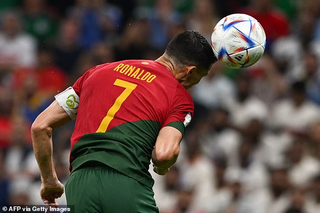 Ronaldo nhắn tin loạn xạ, khẳng định mình đã ghi bàn vào lưới Uruguay - Ảnh 2.