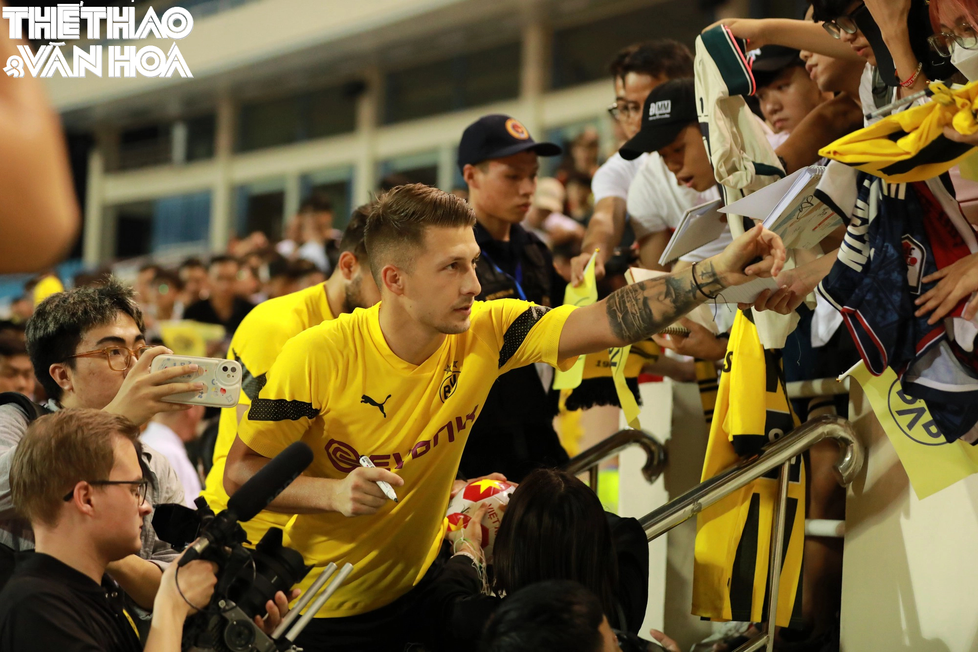 Cầu thủ Dortmund cực điển trai trong buổi giao lưu kí tặng CĐV  - Ảnh 18.