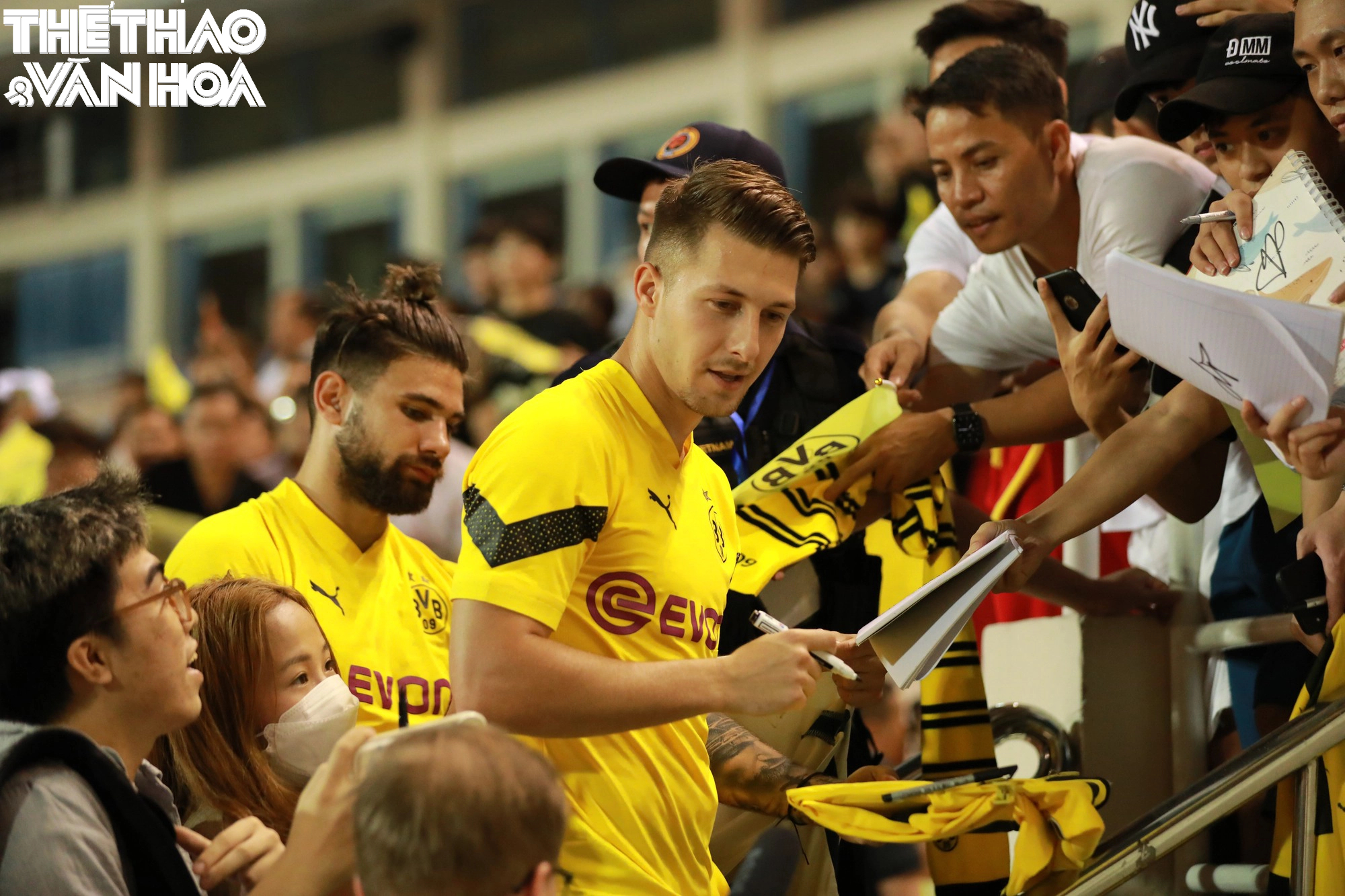 Cầu thủ Dortmund cực điển trai trong buổi giao lưu kí tặng CĐV  - Ảnh 17.