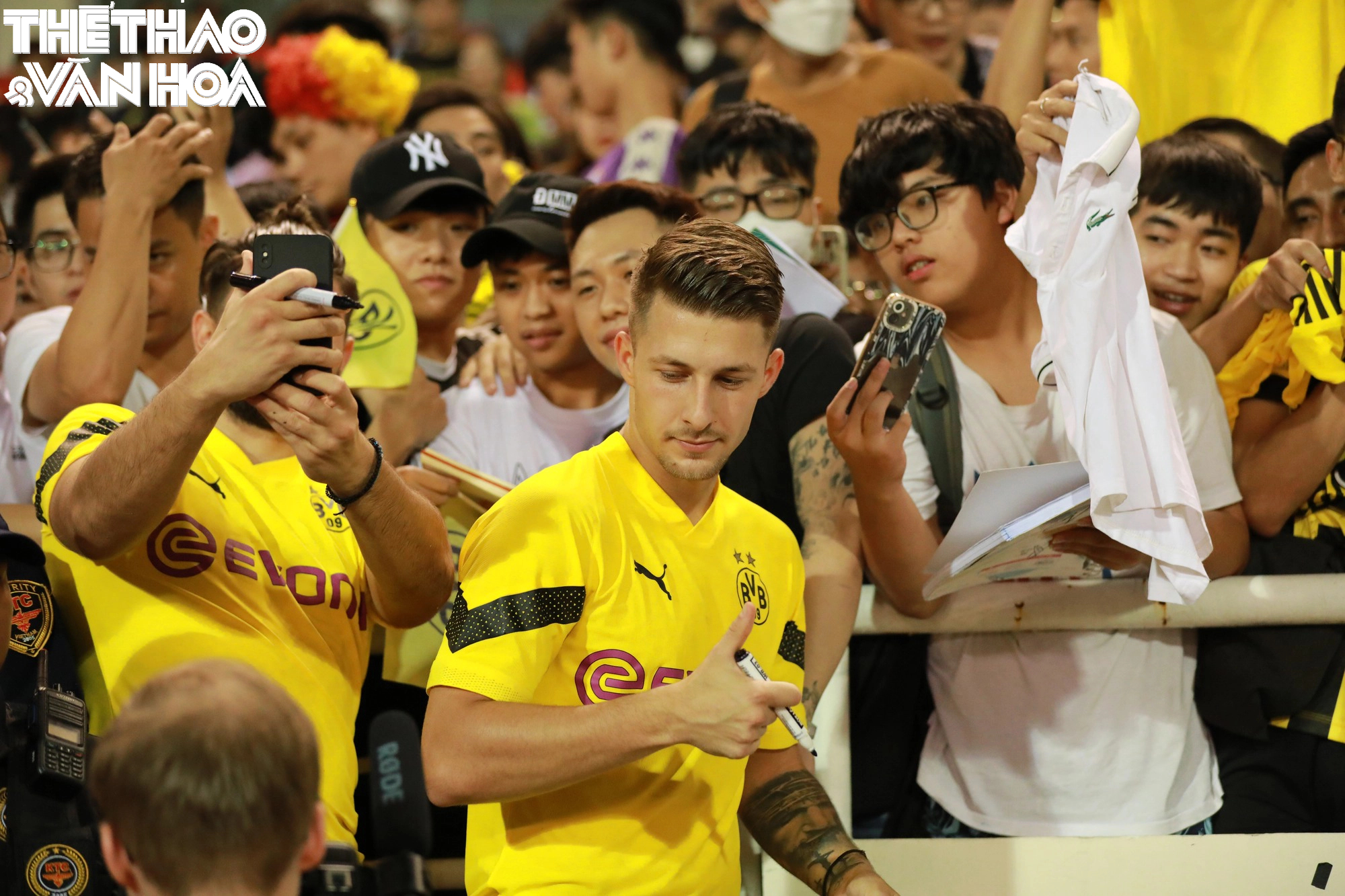 Cầu thủ Dortmund cực điển trai trong buổi giao lưu kí tặng CĐV  - Ảnh 19.
