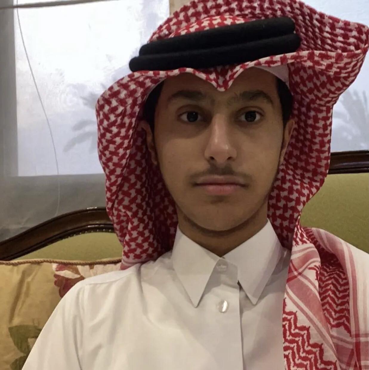 Hình ảnh đời thường như cậu bạn nhà bên của Hoàng tử bé Qatar vô tình nổi tiếng toàn mạng vì biểu cảm quá dễ thương - Ảnh 6.