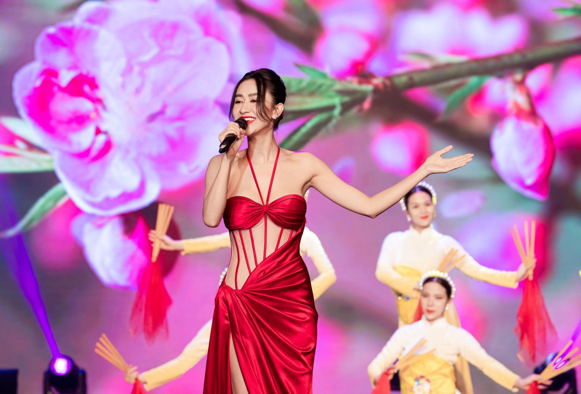 Á hậu Hà Thu khoe giọng hát ngọt lịm tim khiến nhiều người đẹp phải trầm trồ - Ảnh 1.