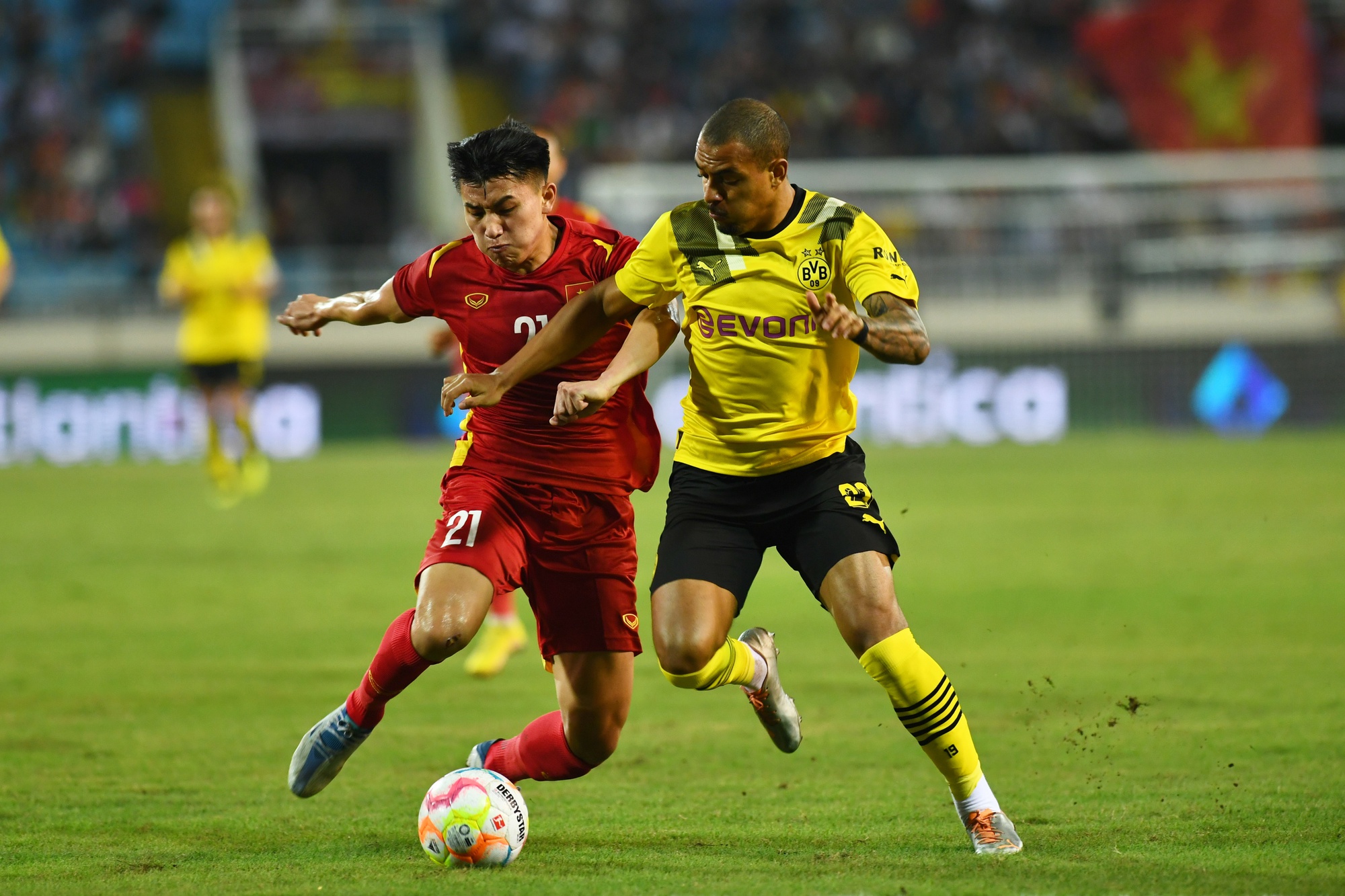 Tuấn Hải, Hùng Dũng phát hiện sự cố hy hữu hiếm có trong trận ĐT Việt Nam thắng Dortmund - Ảnh 1.