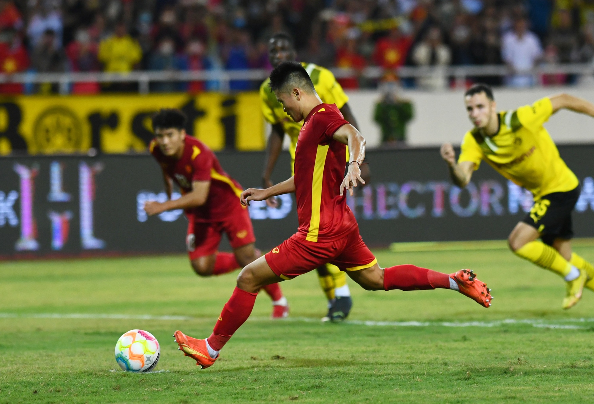 Tuấn Hải, Hùng Dũng phát hiện sự cố hy hữu hiếm có trong trận ĐT Việt Nam thắng Dortmund - Ảnh 5.