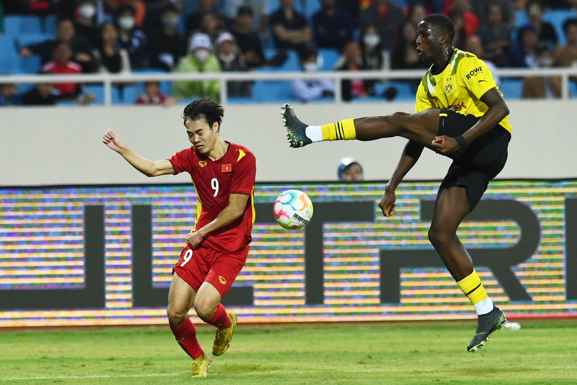 Tuấn Hải, Hùng Dũng phát hiện sự cố hy hữu hiếm có trong trận ĐT Việt Nam thắng Dortmund - Ảnh 2.