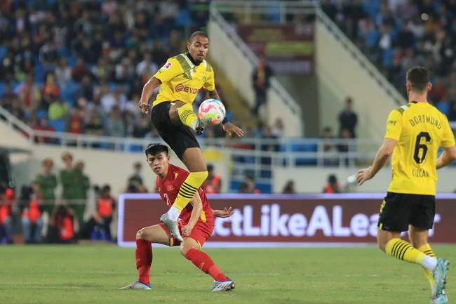 Kết quả Việt Nam 2-1 Dortmund: Tiến Linh và Tuấn Hải ghi bàn, ĐT Việt Nam đánh bại đội bóng của Bundesliga - Ảnh 1.