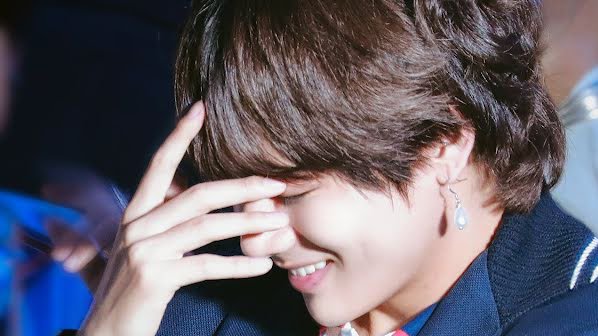 BTS bật cười khi nghe V trả lời về lịch sử hẹn hò