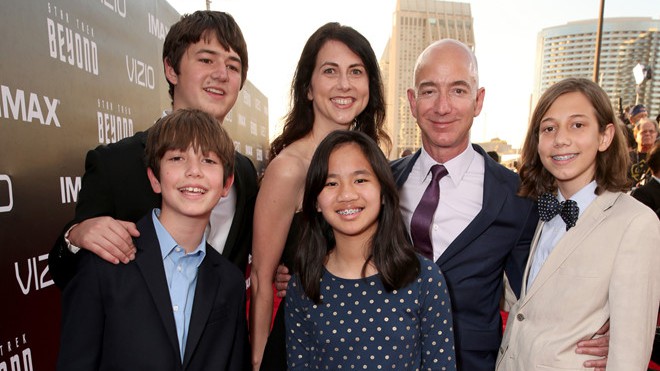 Vợ chồng tỷ phú Jeff Bezos từng đưa ra quan điểm nuôi dạy con gây tranh cãi: 'Thà con chỉ có 9 ngón tay còn hơn để chúng trở thành những đứa trẻ không có tài cán gì'