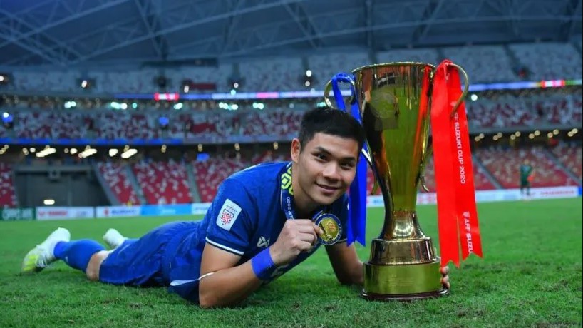 Không đá AFF Cup, 4 ngôi sao của Thái Lan đặt chân tới Leicester