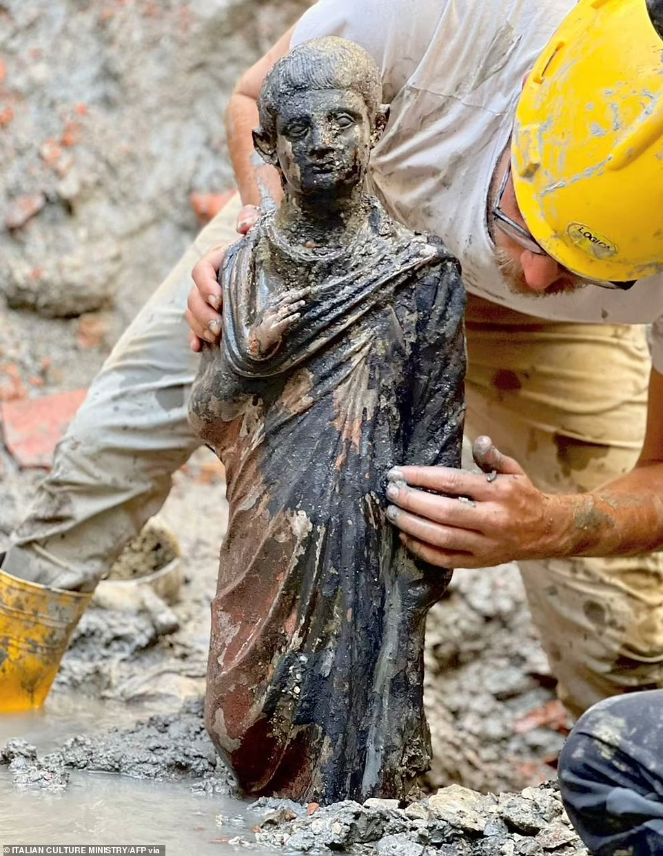 Tìm thấy hơn 20 bức tượng đồng được bảo quản trong bùn Địa Trung Hải hơn 2.000 năm - Ảnh 2.