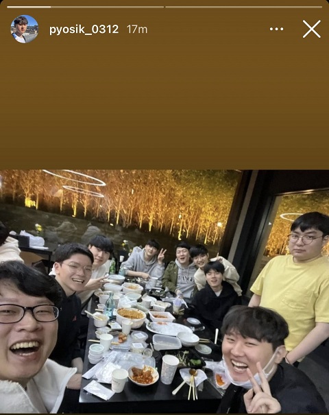 Chính Pyosik đã đăng bức ảnh cả đội DRX cùng ăn uống ngay giữa rắc rối - nguồn: Instagram Pyosik