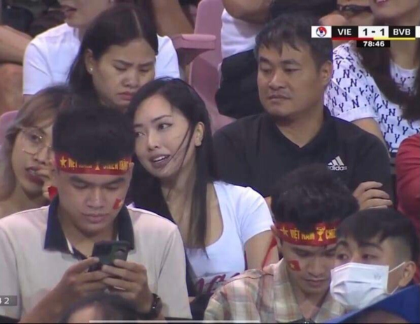 Vợ Hà Đức Chinh 'gây sốt' vì nhan sắc trong trận Việt Nam với Dortmund - Ảnh 2.